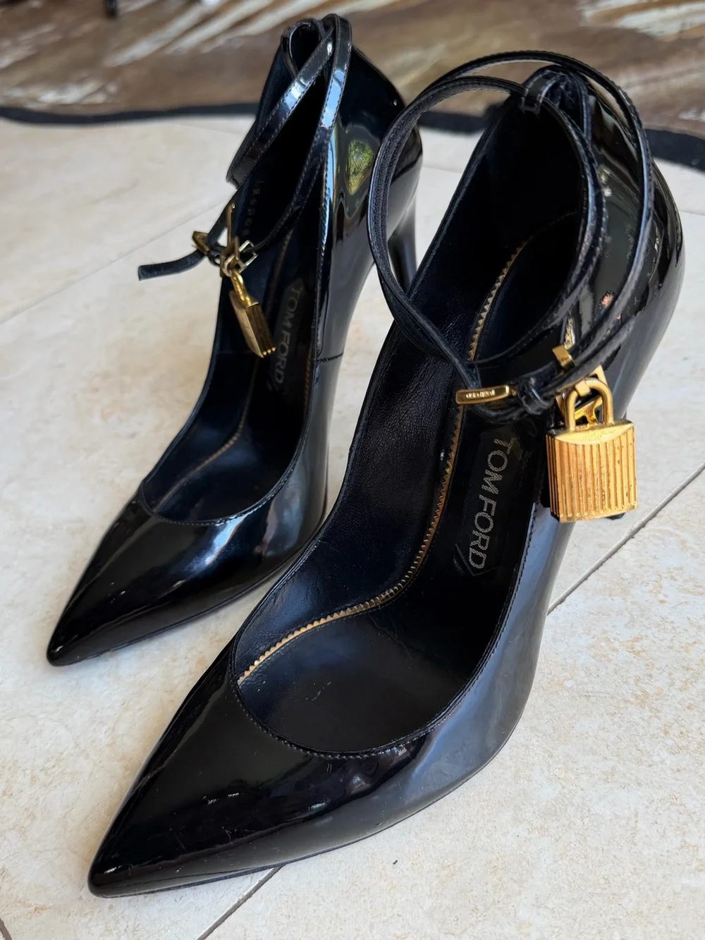 Tom Ford Black Patent Leather pointed  Ankle-Strap Pumps w/ Gold Padlock sz 39.5